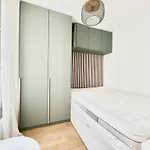 Center Secured And Elegant Area In Paris