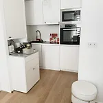 Center Secured And Elegant Area In Paris
